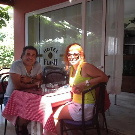 Ξενοδοχείο Flash 4*